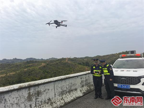 閩贛兩省執(zhí)法員使用無人機(jī)開展巡查.jpg 閩贛兩省執(zhí)法員使用無人機(jī)開展巡查.jpg