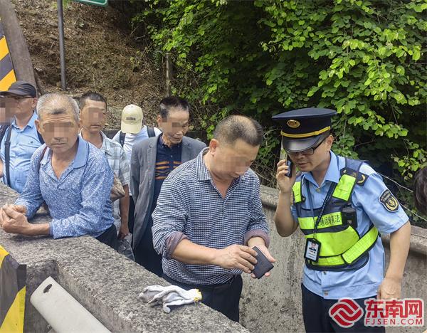 協(xié)助司機(jī)撥打12122報(bào)警.jpg 協(xié)助司機(jī)撥打12122報(bào)警.jpg