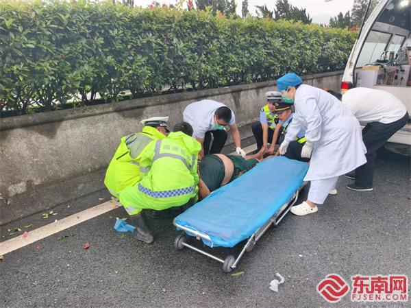 各部門(mén)工作人員合力救援.jpg 各部門(mén)工作人員合力救援.jpg