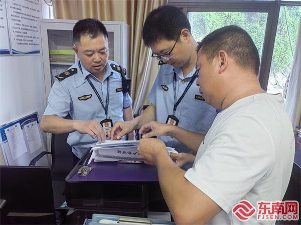 執(zhí)法人員核查相關(guān)資料.jpg 執(zhí)法人員核查相關(guān)資料.jpg